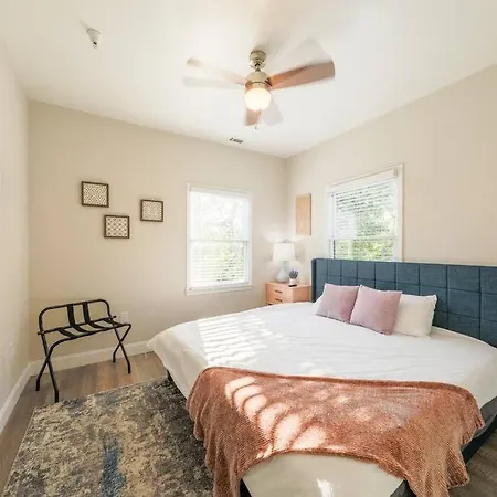 Luxury 2br King Beds With Optional Parking Near Vanderbilt & Broadway Apartment *