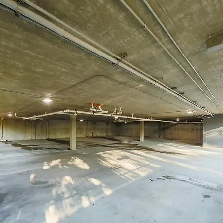 Trendy 2br Unit With King Beds And Optional Parking Near Broadway, Downtown & Hospitals Apartment *