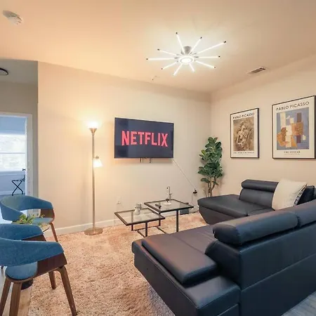 Trendy 2br Unit With King Beds And Optional Parking Near Broadway, Downtown & Hospitals Apartment Nashville
