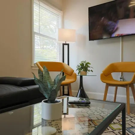 Apartment Vibrant 2br Getaway With Optional Parking Near Broadway, Midtown Bars & Music Row *