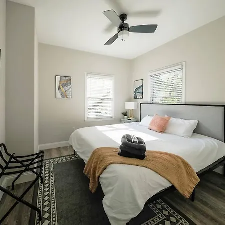 Vibrant 2br Getaway With Optional Parking Near Broadway, Midtown Bars & Music Row Nashville