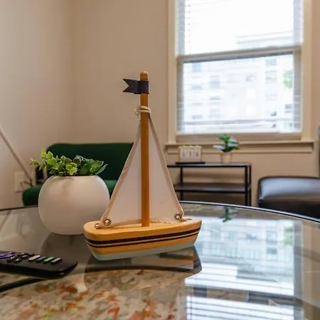 Apartment City-style Comfort 1br With King Bed And Optional Parking Close To Broadway, Downtown, Centennial Park *
