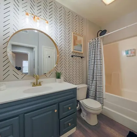 City-style Comfort 1br With King Bed And Optional Parking Close To Broadway, Downtown, Centennial Park Nashville