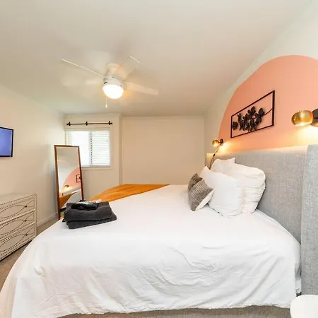 Luxury Midtown 2br Family Sleeps 8 Guests With Private Balcony And Optional Parking Walk To Parthenon & Vanderbilt Near Broadway Nashville