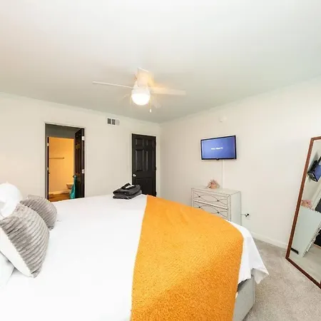 Luxury Midtown 2br Family Sleeps 8 Guests With Private Balcony And Optional Parking Walk To Parthenon & Vanderbilt Near Broadway Nashville