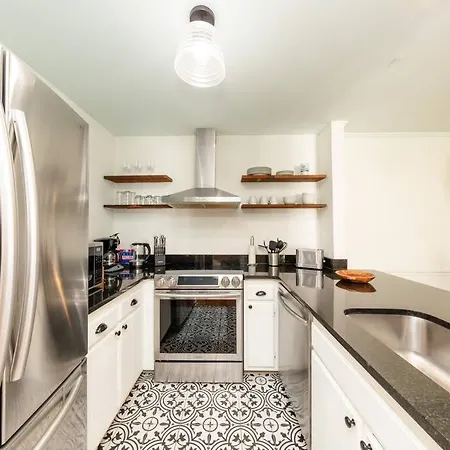 Apartment Luxury Midtown 2br Family Sleeps 8 Guests With Private Balcony And Optional Parking Walk To Parthenon & Vanderbilt Near Broadway Nashville