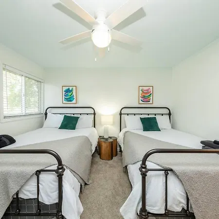 Luxury Midtown 2br Family Sleeps 8 Guests With Private Balcony And Optional Parking Walk To Parthenon & Vanderbilt Near Broadway * Nashville