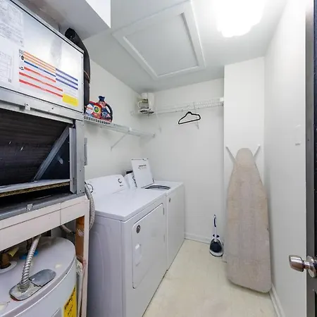 Luxury Midtown 2br Family Sleeps 8 Guests With Private Balcony And Optional Parking Walk To Parthenon & Vanderbilt Near Broadway Apartment Nashville