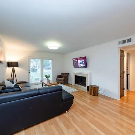 Apartment Bright & Cozy 2br Family Sleeps 6 With Private Balcony And Optional Parking Near Centennial Park & Broadway