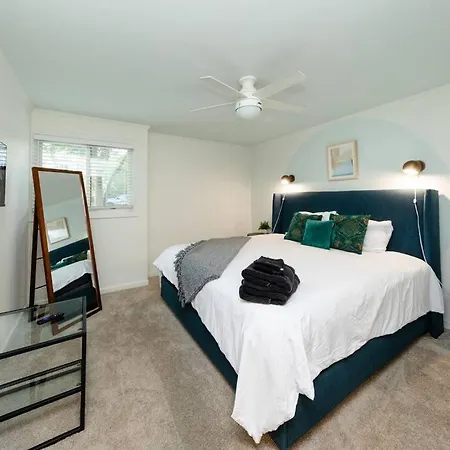 Apartment Bright & Cozy 2br Family Sleeps 6 With Private Balcony And Optional Parking Near Centennial Park & Broadway Nashville