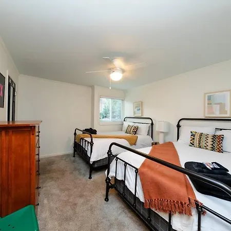 Bright & Cozy 2br Family Sleeps 6 With Private Balcony And Optional Parking Near Centennial Park & Broadway