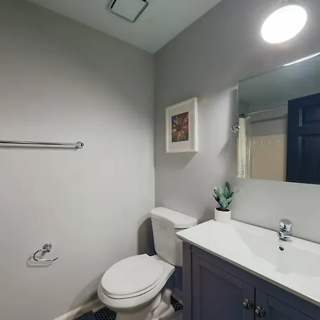 Bright & Cozy 2br Family Sleeps 6 With Private Balcony And Optional Parking Near Centennial Park & Broadway * Nashville