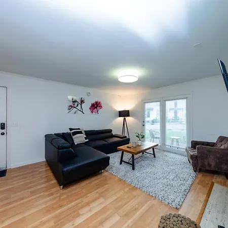 Bright & Cozy 2br Family Sleeps 6 With Private Balcony And Optional Parking Near Centennial Park & Broadway *