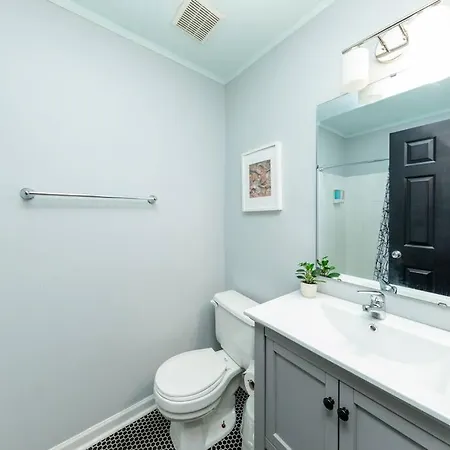 Apartment Midtown 2br Gem With Private Balcony And Optional Parking Walkable To Vanderbilt, Music Row & Centennial Park