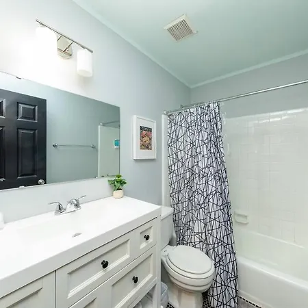 Apartment Midtown 2br Gem With Private Balcony And Optional Parking Walkable To Vanderbilt, Music Row & Centennial Park Nashville