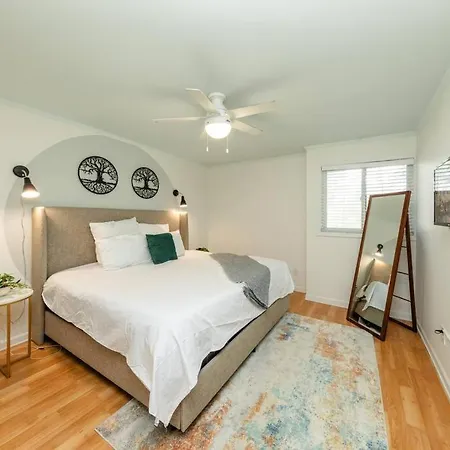 Charming 2br Retreat With Private Balcony And Optional Parking Walk To Parthenon & Vanderbilt And Mins To Broadway & The Gulch Apartment *