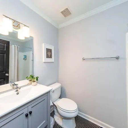 Charming 2br Retreat With Private Balcony And Optional Parking Walk To Parthenon & Vanderbilt And Mins To Broadway & The Gulch Apartment