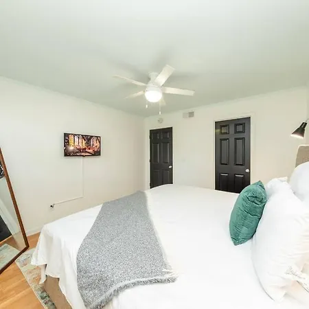 Apartment Charming 2br Retreat With Private Balcony And Optional Parking Walk To Parthenon & Vanderbilt And Mins To Broadway & The Gulch