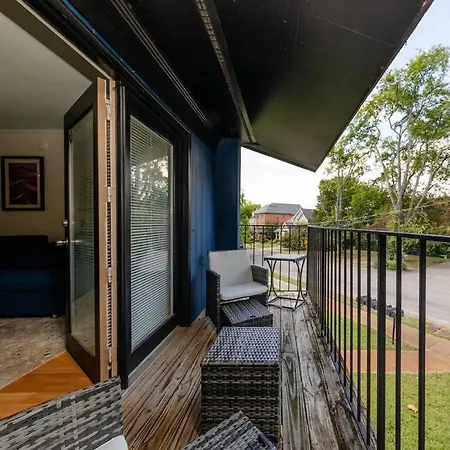 Charming 2br Retreat With Private Balcony And Optional Parking Walk To Parthenon & Vanderbilt And Mins To Broadway & The Gulch