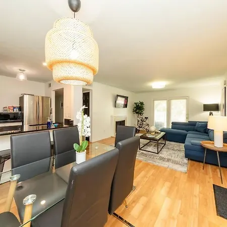 Apartment Charming 2br Retreat With Private Balcony And Optional Parking Walk To Parthenon & Vanderbilt And Mins To Broadway & The Gulch
