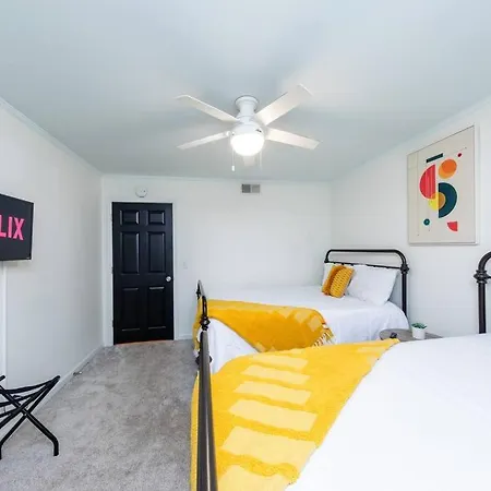 Apartment Stylish 2br With Balcony And Optional Parking Near Vanderbilt & Broadway *