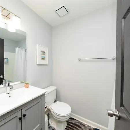 Apartment Stylish 2br With Balcony And Optional Parking Near Vanderbilt & Broadway *