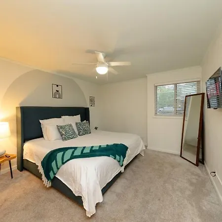 Apartment Stylish 2br With Balcony And Optional Parking Near Vanderbilt & Broadway Nashville