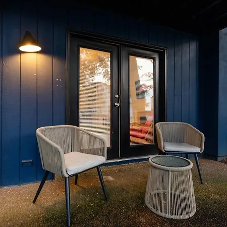 Stylish 2br With Balcony And Optional Parking Near Vanderbilt & Broadway Apartment *