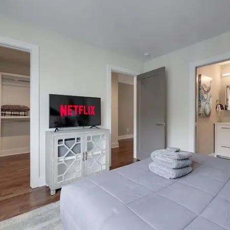 Modern Townhome, Large Game Room, 10min To Downtown! Sleeps 10! * Nashville
