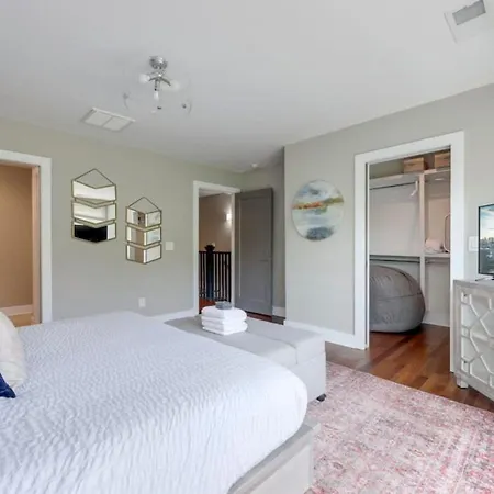 Holiday home Modern Townhome, Large Game Room, 10min To Downtown! Sleeps 10! Nashville