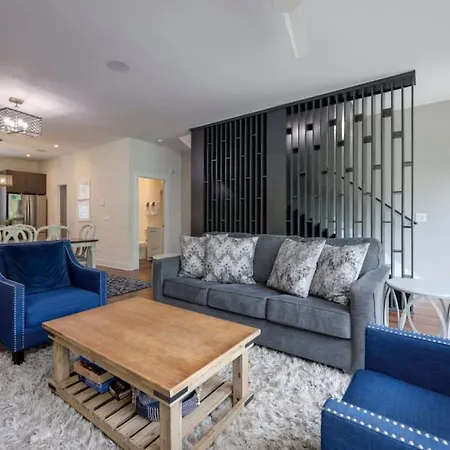 Holiday home Modern Townhome, Large Game Room, 10min To Downtown! Sleeps 10! Nashville