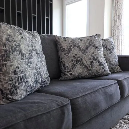 Modern Townhome, Large Game Room, 10min To Downtown! Sleeps 10! * Nashville