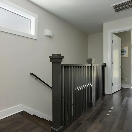 Holiday home Modern Townhome, Large Game With Ping Pong, 10min To Downtown! Sleeps 10! Nashville
