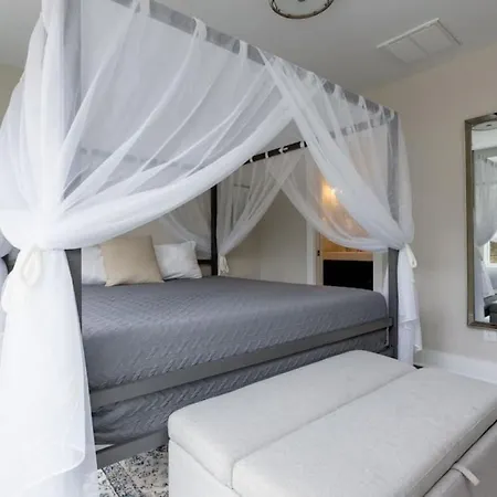 Holiday home Modern Townhome, Large Game With Ping Pong, 10min To Downtown! Sleeps 10! Nashville