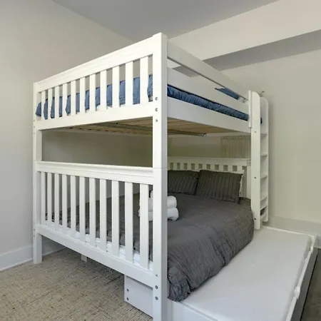 Modern Townhome, Large Game With Ping Pong, 10min To Downtown! Sleeps 10! Nashville