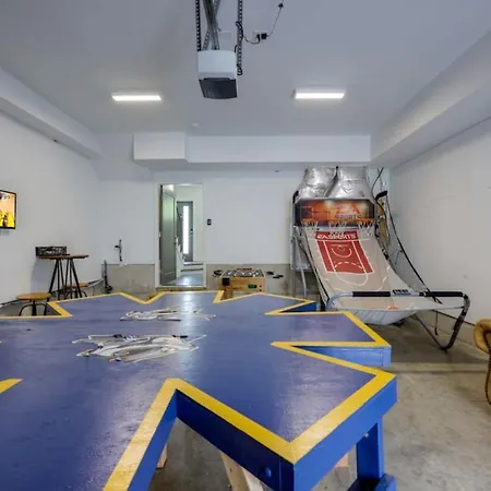 Modern Townhome, Large Game Room, 10min To Downtown! Sleeps 10!