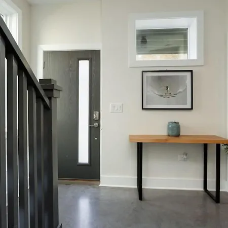 Modern Townhome, Large Game With Ping Pong, 10min To Downtown! Sleeps 10! * Nashville