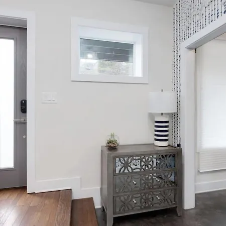 Modern Townhome, Large Game Room, 10min To Downtown! Sleeps 10! Holiday home *