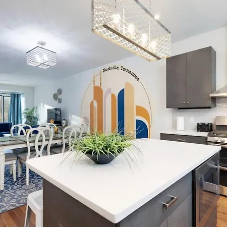 Holiday home Modern Townhome, Large Game Room, 10min To Downtown! Sleeps 10!