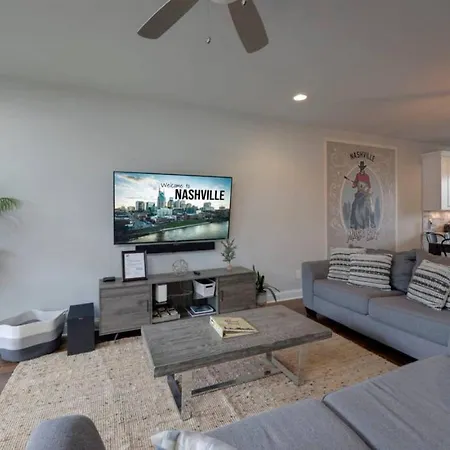 Holiday home Weho Home, Geodis Park, Mini-golf, Arcade, 10min To Downtown! Sleeps 10! *