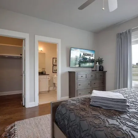 Holiday home Weho Home, Geodis Park, Mini-golf, Arcade, 10min To Downtown! Sleeps 10! Nashville