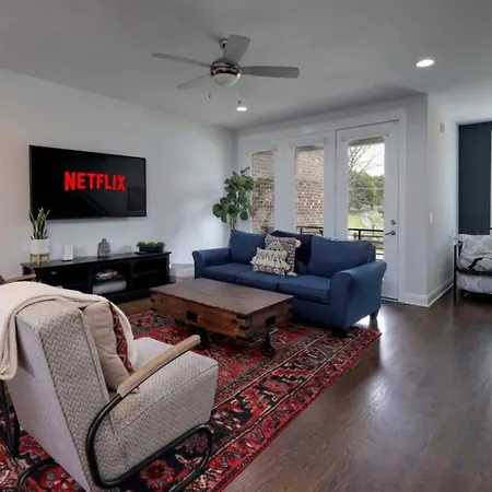 Holiday home Weho Home, Geodis Park, Private Movie Theater! 10min To Broadway! Sleeps 10!