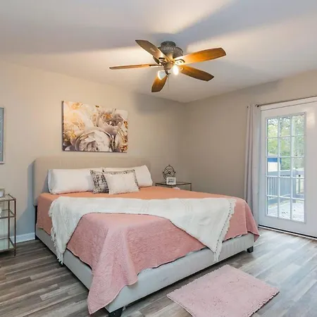 Holiday home Modern Loft/ Minutes From The Airport *