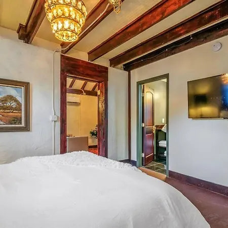 The Wingate Hot Tub & Airstream Oasis Holiday home