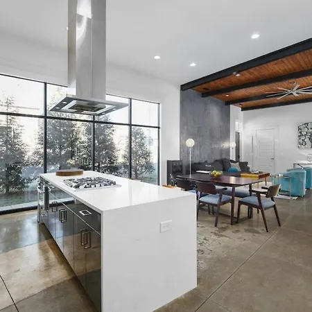 Holiday home Unique Modern Ranch W Year Round Pool And Hot Tub *