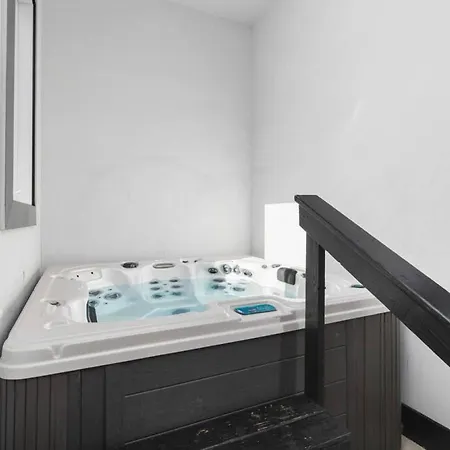 Unique Modern Ranch W Year Round Pool And Hot Tub Holiday home Nashville