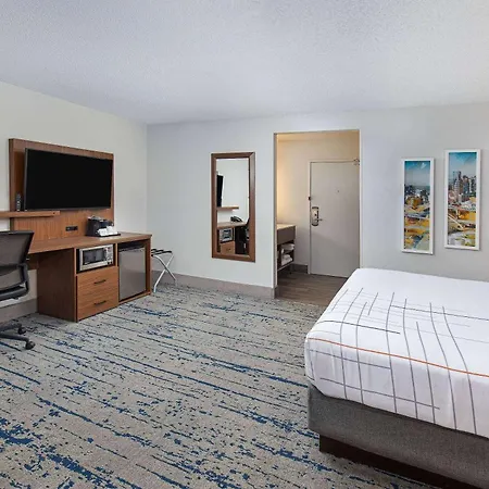 Hotel La Quinta By Wyndham Airport