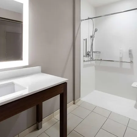 Hotel Hampton By Hilton Airport Century Place 3*
