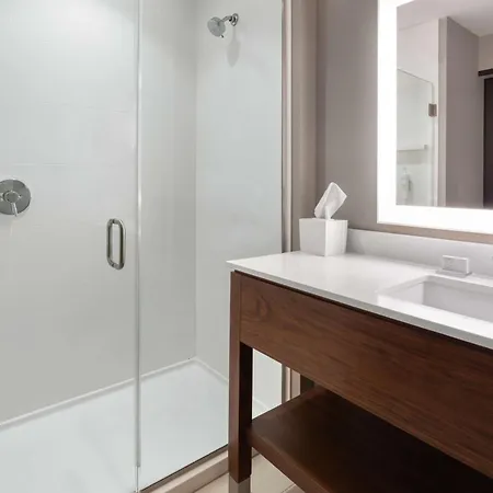Hampton By Hilton Airport Century Place Hotel