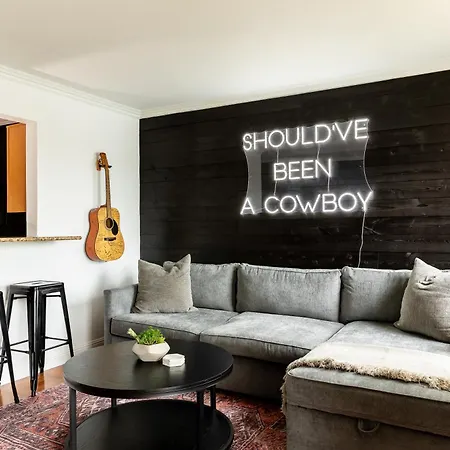Walk To Downtown Broadway With Pool, Parking And Patio Apartment Nashville